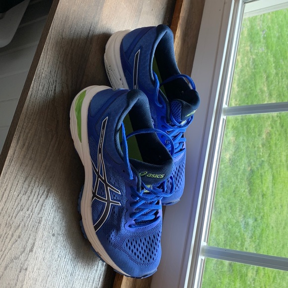 Like new ASICS. - Picture 2 of 7